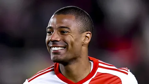 De La Cruz fechando com Mengão Foto: Marcelo Endelli/Getty Images)