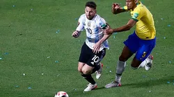 Messi enfrentando a seleção brasileira. Foto: Marcos Brindicci/Getty Images.