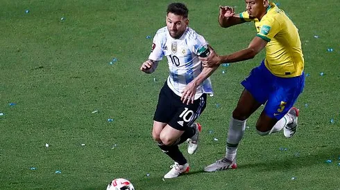 Messi enfrentando a seleção brasileira. Foto: Marcos Brindicci/Getty Images.