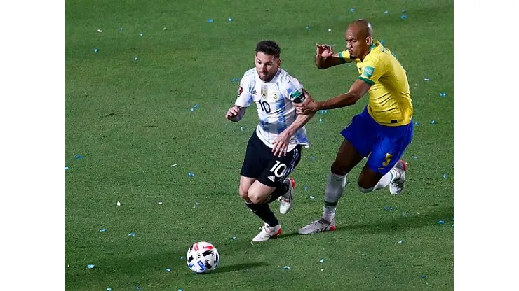 Messi enfrentando a seleção brasileira. Foto: Marcos Brindicci/Getty Images.