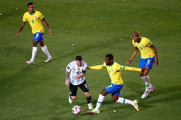 Lionel Messi enfrentando a seleção brasileira em 2021. Foto: Marcos Brindicci/Getty Images