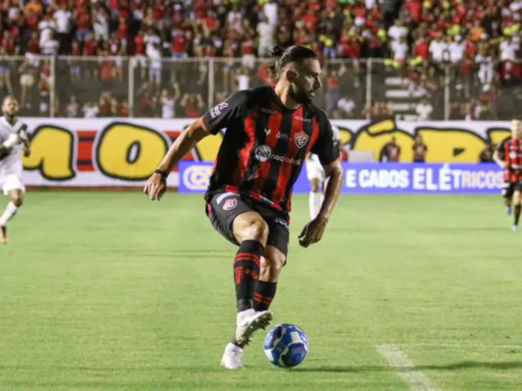 Foto: Renan Oliveira/AGIF – Léo Gamalho em ação pelo Vitória