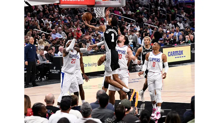 Victor Wembanyama no garrafão do Clippers