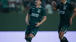 Hugo, jogador do Goiás, comemora seu gol durante partida contra o São Paulo no estádio da Serrinha pelo Campeonato Brasileiro - Foto: Isabela Azine/AGIF