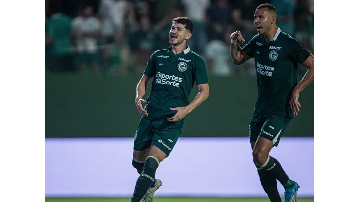Hugo, jogador do Goiás, comemora seu gol durante partida contra o São Paulo no estádio da Serrinha pelo Campeonato Brasileiro - Foto: Isabela Azine/AGIF