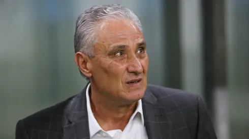 Tite, técnico do Flamengo, observa durante a partida pelo Campeonato Brasileiro 2023