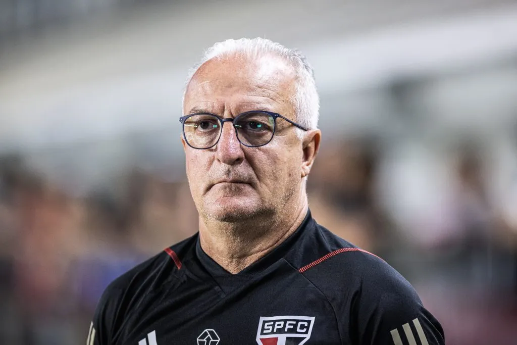 Dorival Junior tecnico do Sao Paulo durante partida contra o Bragantino no estadio Vila Belmiro pelo campeonato Brasileiro A 2023.   Foto: Abner Dourado/AGIF
