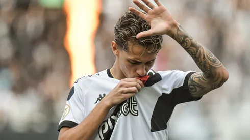 Marlon Gomes cria da base do Vasco beija a Cruz de Malta. Foto: Thiago Ribeiro/AGIF