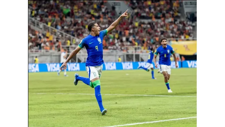 Kauã Elias comemorando gol com a camisa da seleção brasileira. Foto: Leto Ribas / CBF