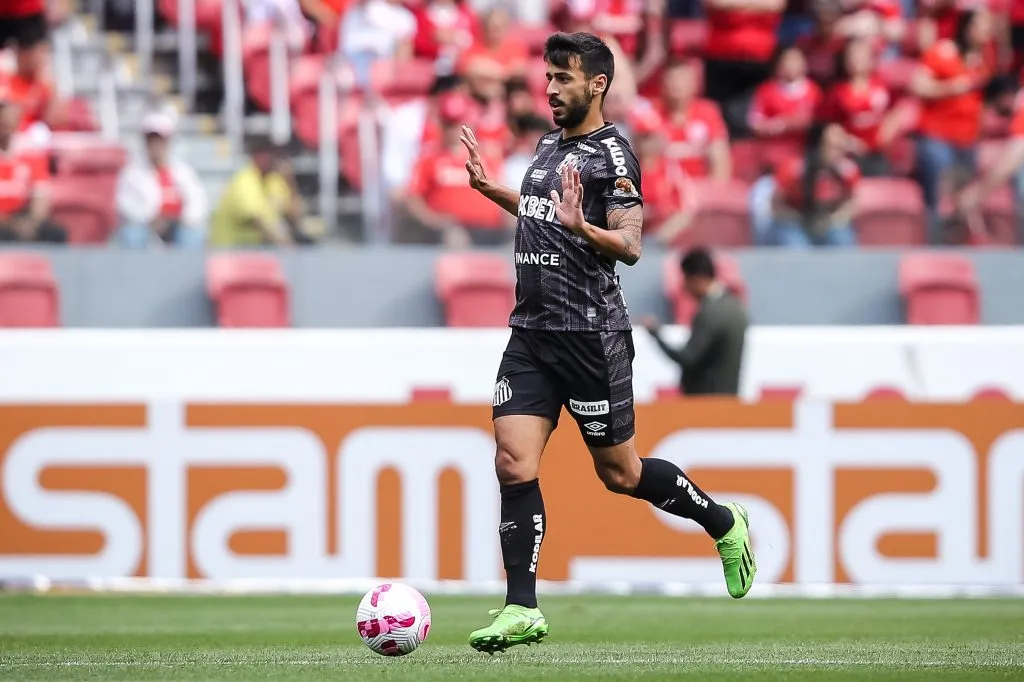 Camacho jogador do Santos durante partida contra o Internacional no estadio Beira-Rio pelo campeonato Brasileiro A 2022. Foto: Pedro H. Tesch/AGIF