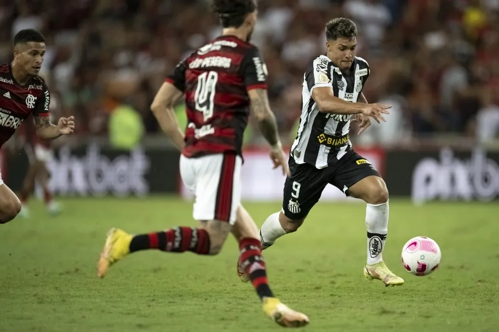 Marcos Leonardo  jogador do Santos durante partida contra o Flamengo no estadio Maracana pelo campeonato Brasileiro A 2022. Foto: Jorge Rodrigues/AGIF