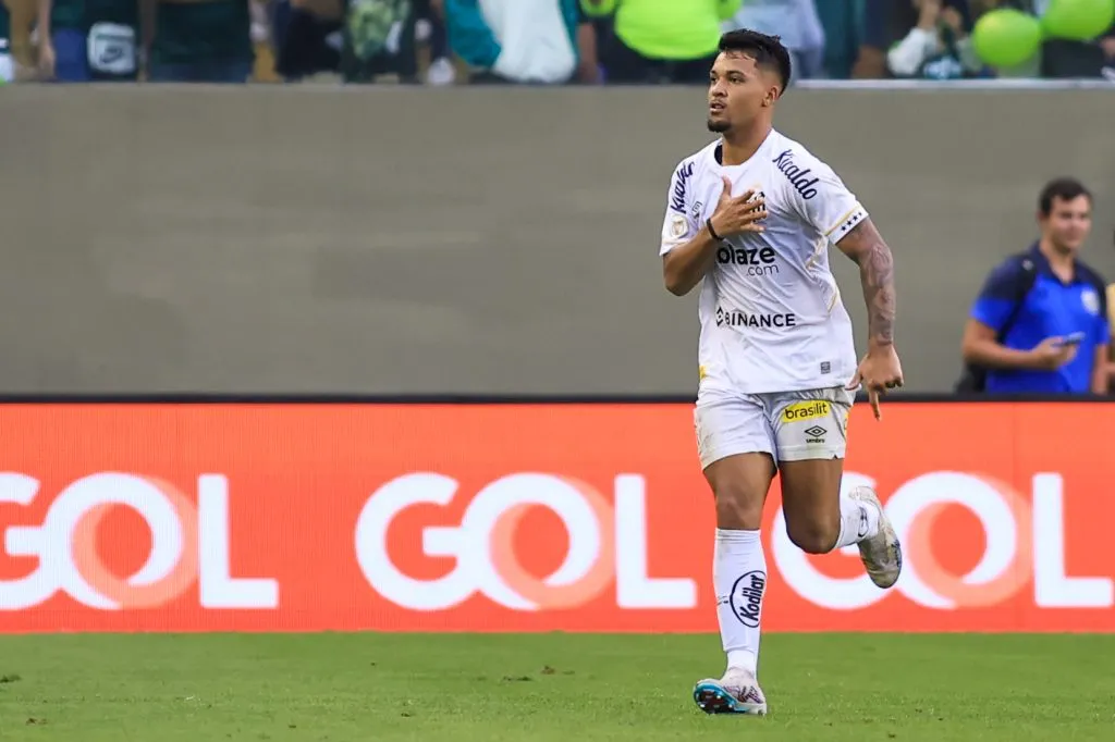 Marcos Leonardo jogador do Santos comemora seu gol durante partida contra o Palmeiras no estadio Arena Barueri pelo campeonato Brasileiro A 2023. Foto: Marcello Zambrana/AGIF