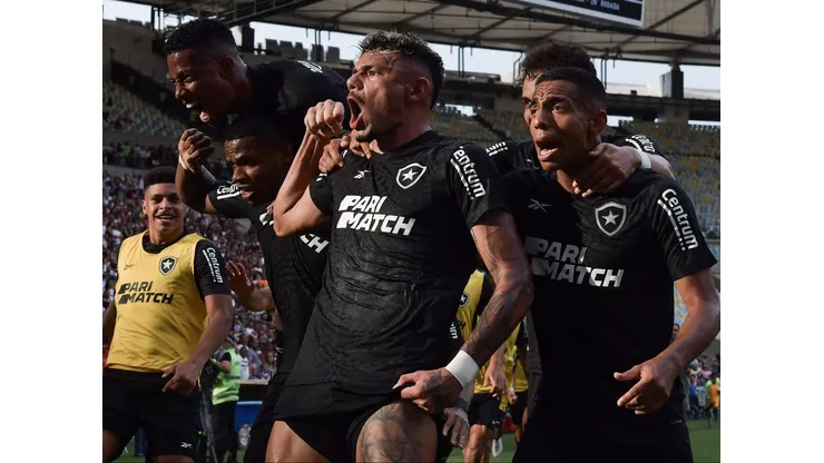 Tiquinho Soares, jogador do Botafogo, comemora seu gol com jogadores do seu time durante partida contra o Fluminense no Maracanã pelo Campeonato Brasileiro - Foto: Thiago Ribeiro/AGIF