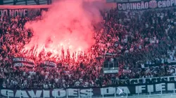 Torcida do Corinthians e vista com sinalizadores e faixa com os dizeres - Petraglia ditador e cancer do futebol - durante partida contra Athletico-PR no estadio Arena da Baixada pelo campeonato BRASILEIRO A 2023. Foto: Robson Mafra/AGIF