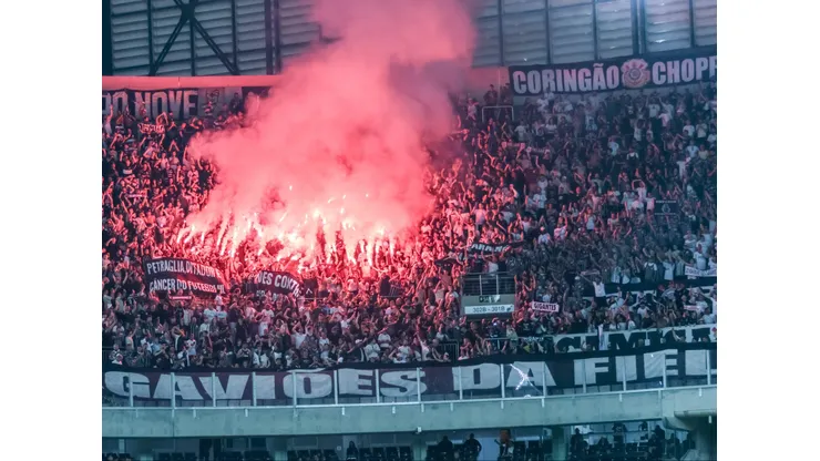 Torcida do Corinthians e vista com sinalizadores e faixa com os dizeres - Petraglia ditador e cancer do futebol - durante partida contra Athletico-PR no estadio Arena da Baixada pelo campeonato BRASILEIRO A 2023. Foto: Robson Mafra/AGIF