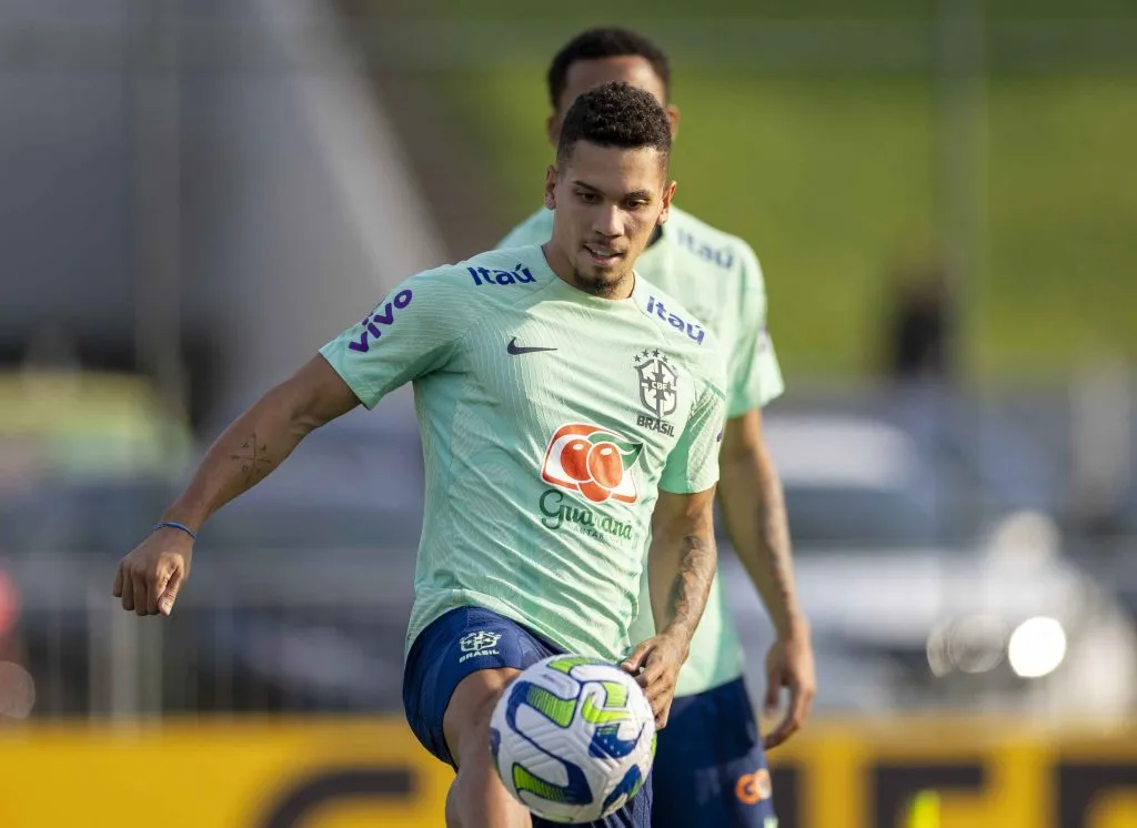 Fotos: Joilson Marconne / CBF – Paulinho segue treinando na Seleção Brasileira