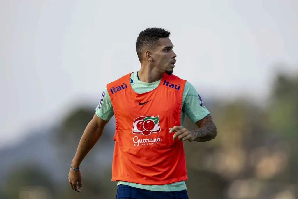 Paulinho pela Seleção Brasileira. Fotos: Joilson Marconne / CBF