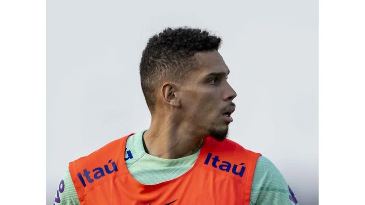 Fotos: Joilson Marconne / CBF - Paulinho se posiciona na Seleção Brasileira