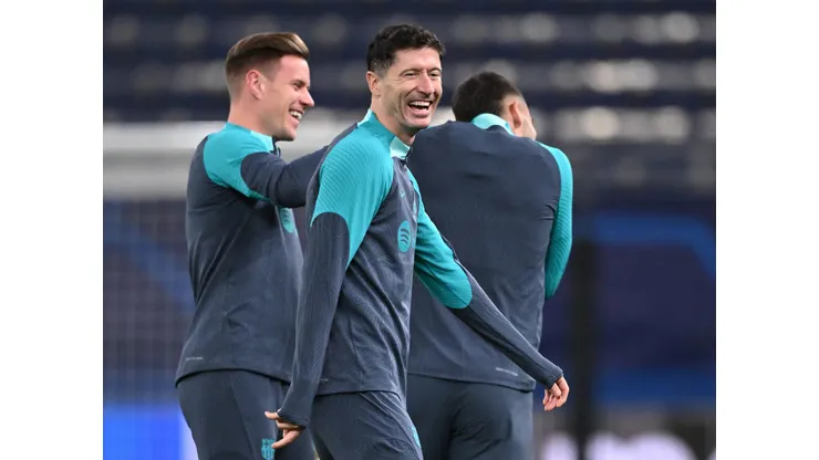 Robert Lewandowski e Marc-André ter Stegen, jogadores do Barcelona, aquecendo durante o treinamento da equipe - Foto: Stuart Franklin/Getty Images