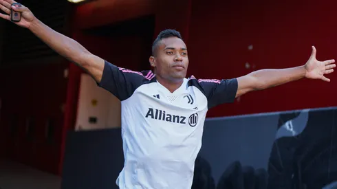 Alex Sandro com a camisa da Juventus - Foto: Loren Elliott/Getty Images