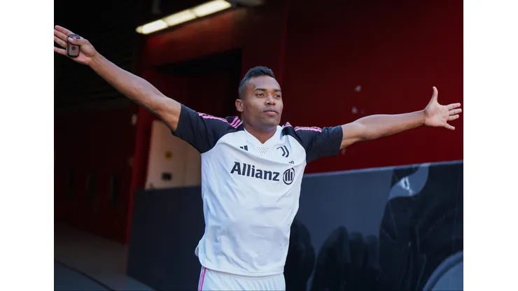 Alex Sandro com a camisa da Juventus - Foto: Loren Elliott/Getty Images
