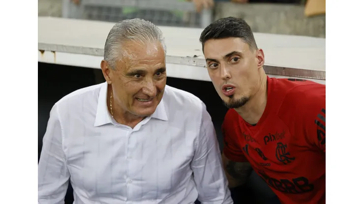 Tite e Matheus no Flamengo, antes da bola rolar no Maracanã - Foto: Wagner Meier/Getty Images
