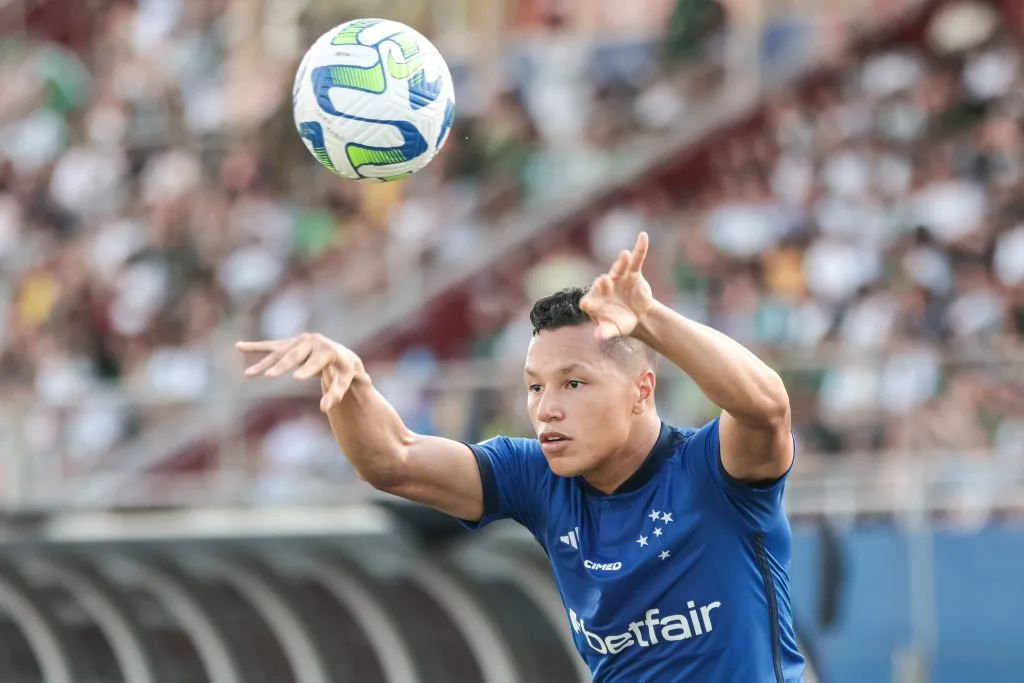 Marlon jogador do Cruzeiro durante partida contra o Coritiba no estadio Durival de Britto pelo campeonato Brasileiro A 2023. Robson Mafra/AGIF