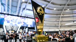 O belo troféu destinado ao novo milionário do poker
