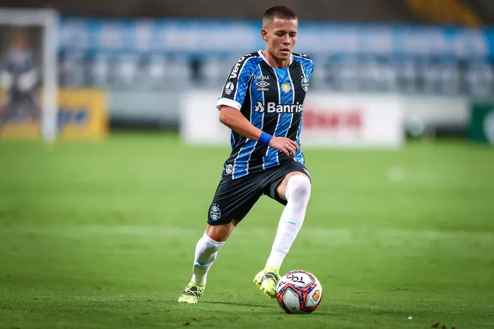 Pedro Lucas em ação pelo Grêmio – Foto: Lucas Uebel/DVG/Grêmio