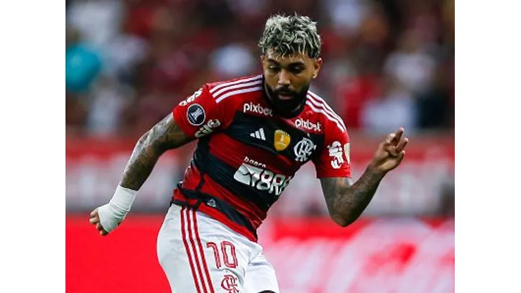 RIO DE JANEIRO, BRAZIL - AUGUST 03: Gabriel Barbosa of Flamengo passes the ball during the Copa CONMEBOL Libertadores round of 16 first leg match between Flamengo and Olimpia at Maracana Stadium on August 03, 2023 in Rio de Janeiro, Brazil. (Photo by Wagner Meier/Getty Images)