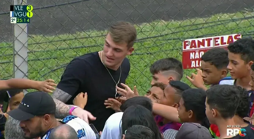 Léo Linck, goleiro do Athletico-PR, marca presença na Taça das Favelas no Paraná – Reprodução/RPC