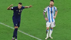 Mbappé comemorando gol da França na Final da Copa do Mundo na frente de Lionel Messi. Buda Mendes/Getty Images.
