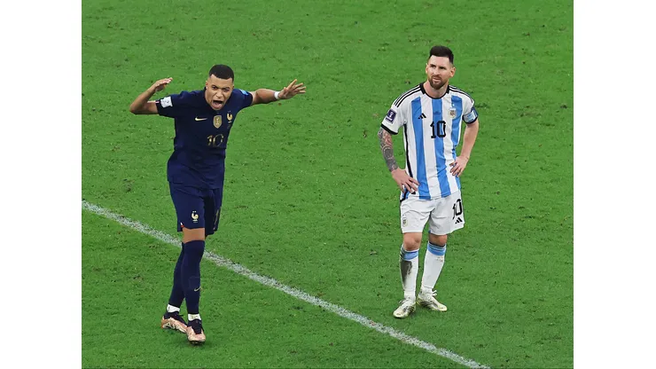 Mbappé comemorando gol da França na Final da Copa do Mundo na frente de Lionel Messi. Buda Mendes/Getty Images.