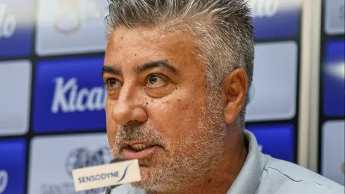 Foto: Fernanda Luz/AGIF - O coordenador técnico Alexandre Gallo na apresentação do meio-campista venezuelano Tomás Rincón