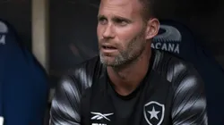 Joel Carli na comissão técnica do Glorioso em jogo do Campeonato Brasileiro. Foto: Jorge Rodrigues/AGIF