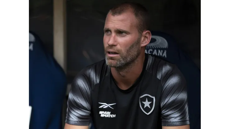 Joel Carli na comissão técnica do Glorioso em jogo do Campeonato Brasileiro. Foto: Jorge Rodrigues/AGIF