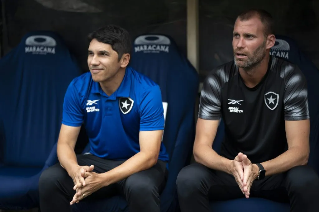 Joel Carli junto a Lúcio Flávio em jogo do Botafogo. Foto: Jorge Rodrigues/AGIF