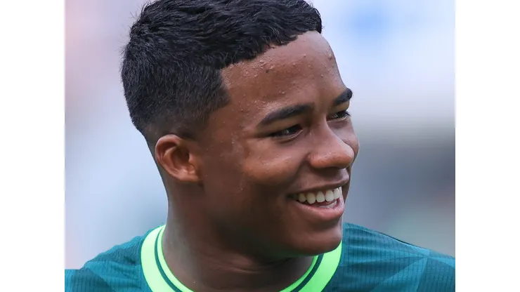 Foto: Marcelo Zambrana/AGIF - Endrick defendendo o Palmeiras em partida válida pelo Campeonato Brasileiro