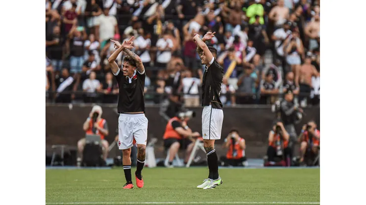 Praxedes, jogador do Vasco, comemora seu gol com Marlon Gomes durante partida contra o Fluminense no estádio Engenhão pelo Campeonato Brasileiro - Foto: Thiago Ribeiro/AGIF