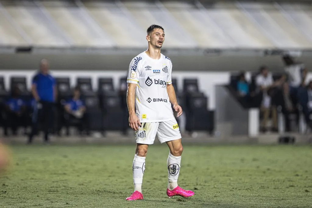 Maxi Silvera, jogador do Santos, durante partida contra o São Paulo no estádio Vila Belmiro pelo campeonato Brasileiro A 2023. Foto: Abner Dourado/AGIF