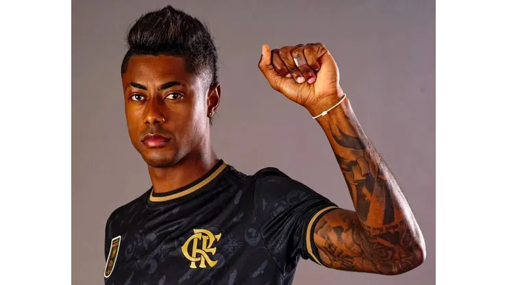 Flamengo lança nova camisa em homenagem ao mês da consciência negra - Foto: Bruno Henrique, posa com a nova camisa do Flamengo - Foto: Twitter Flamengo
