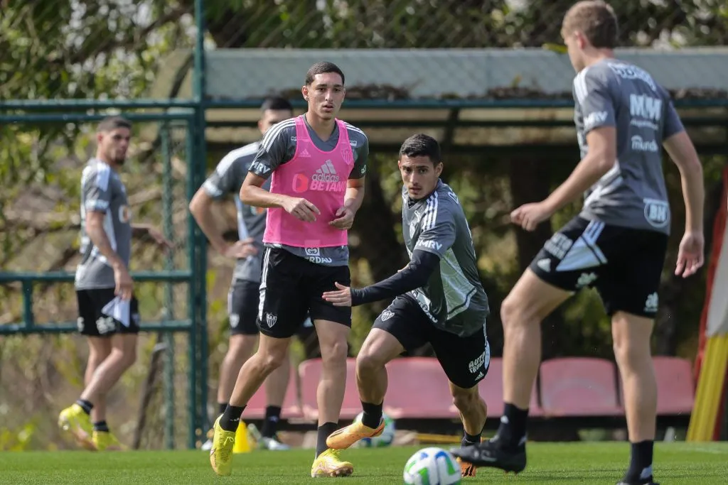 Paulo Vitor (colete rosa) durante treinos do Galo – Foto: Pedro Souza/Atlético