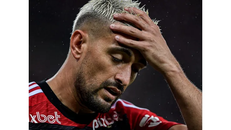 Foto: Thiago Ribeiro/AGIF - Arrascaeta lamentando