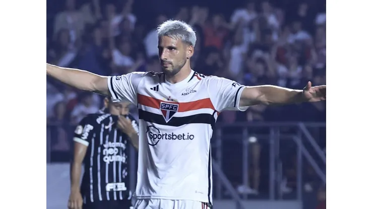 Calleri Jogador do Sao Paulo comemoram vitoria ao final da partida contra o Corinthians no estadio Morumbi pelo campeonato Brasileiro A 2023. Foto: Marcello Zambrana/AGIF