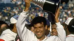 Muller levanta a taça do Mundial após o jogo contra o Barcelona, em 1992. Foto: Shaun Botterill/Allsport.