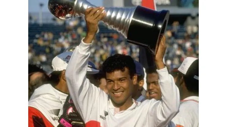 Muller levanta a taça do Mundial após o jogo contra o Barcelona, em 1992. Foto: Shaun Botterill/Allsport.