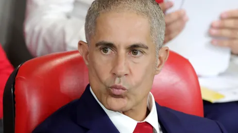Sylvinho, técnico da Seleção da Albânia, durante partida - Foto: Armando Babani/Getty Images