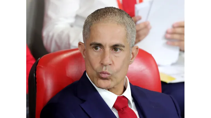 Sylvinho, técnico da Seleção da Albânia, durante partida - Foto: Armando Babani/Getty Images