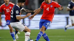Villasanti disputando jogada com o jogador chileno em jogo pelas Eliminatórias. Foto: Marcelo Hernandez/Getty Images.