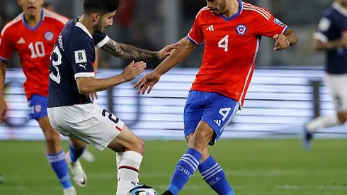 Villasanti disputando jogada com o jogador chileno em jogo pelas Eliminatórias. Foto: Marcelo Hernandez/Getty Images.